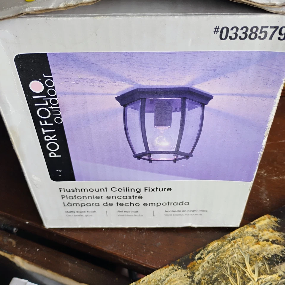 Lámpara de techo estilo clásico con iluminación de montaje empotrado negra  Foto 1 de 3