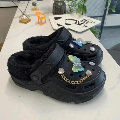 Elegantes zuecos forrados peludos negros con dijes decorativos y cadena Foto 1 de 4