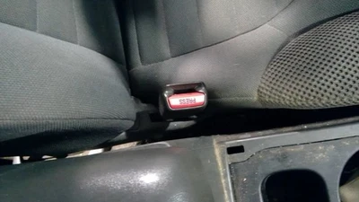 安全带前桶起子扣适用于 05-10 前置 3763458 — 第 1/4 张图片