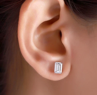 Aretes solitarios de diamantes talla esmeralda de 1,00 quilates cultivados en laboratorio Foto 1 de 4