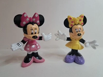 Dos aprox. Figuras de acción de Minnie Mouse de 3 pulgadas de alto vestido púrpura y vestido amarillo Foto 1 de 4