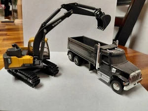 1/64 2021 Western Star Dump Truck with Volvo EC140E Excavator - Picture 1 of 3