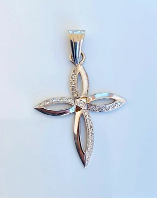 Colgante Estate de oro blanco de 14 quilates con cruz de diamantes de 0,25 quilates Foto 1 de 4