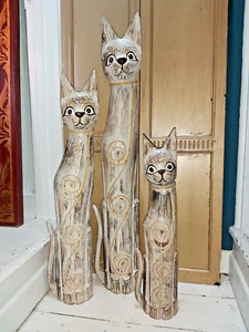 HAND CARVED WOODEN SET OF 3 CAT FAMILY BEIGE WITH RATTAN - LARGEST 1 MT TALL - Picture 1 of 20