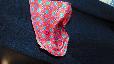 KITON NAPOLI SARTORIA POCHETTE DA TASCHINO IMBUSTATA LOGO  SETA 40X40 03 - Imagen 1 de 4