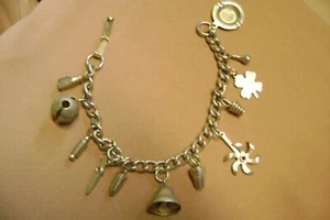 PULSERA VINTAGE COLGANTE MULTI DIJES CAMPANAS, TRÉBOL DE 4 HOJAS 7" TONO ORO LARGO - Imagen 1 de 8