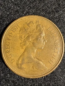 RARE 1971 ~ 2 NEW PENCE ~ British Elizabeth II Coin - Picture 1 of 9