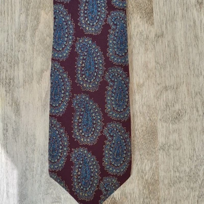Ungaro Paris Vintage Paisley Necktie Italian Silk, Red, Skinny - Image 1 of 2