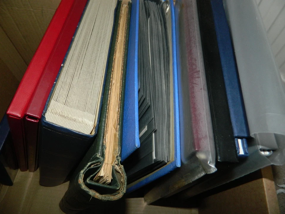 BRITISH COMMONWEALTH STAMPS LOT IN 10.7KG BOX (ALBUMS & YEAR BOOKS) - Image 1 of 4