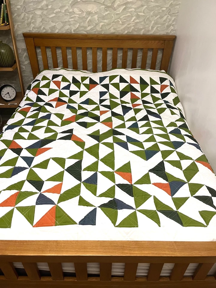 Edredón triangular moderno, colorido.  Brillante. Para una cama doble.  Ideal como un tiro. - Imagen 1 de 4