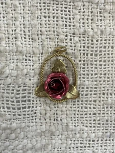 Colgante Corona Vintage Texturizado Tono Dorado Esmalte Rojo Hojas Flor Rosa - Imagen 1 de 2