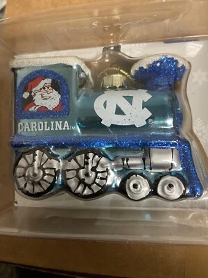 Tacones alquitranados de Carolina del Norte NCAA adorno de tren de vidrio soplado Foto 1 de 2