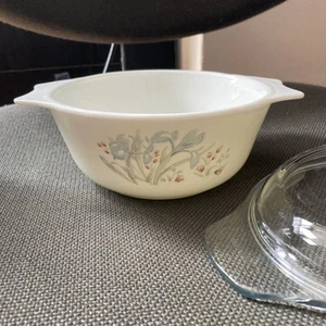 Vintage Pyrex 16.5cm Casserole Dish Blue Iris Design With Lid Made England - Picture 1 of 8