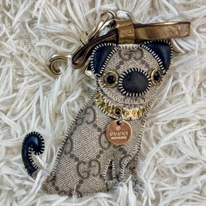 GUCCI Schlüsselanhänger Taschenanhänger Guccioli Oliver Mops GG Muster braun - Bild 1 von 6