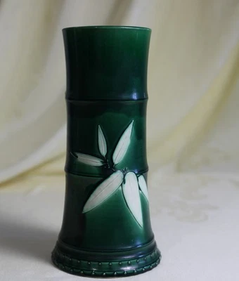 Jarrón antiguo chino o japonés de bambú verde Foto 1 de 4