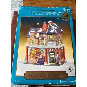Vintage 2000 Santa's Workshop Turn & Stitch Tailor Lighted House - Picture 1 of 16