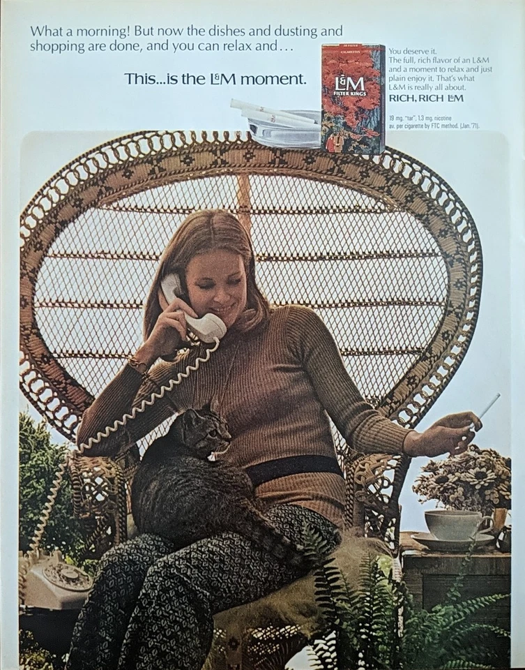 Anuncio impreso vintage de cigarrillos L&M 1971. Dama y su gato relajándose con café  Foto 1 de 1
