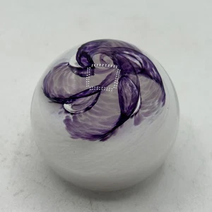 Vintage CAITHNESS SCOTLAND PIXIE BRIEFBESCHWERER 2x2" lila und weiß Glaskunst - Bild 1 von 6