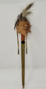 DE COLECCIÓN CABEZA DE TERRACOTA NATIVA AMERICANA SONAJERO AGITADOR MADERA PALO PLUMAS CUENTAS - Imagen 1 de 9