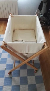 Cuna de madera y textil, muy comoda, plegable, se acompaña ropa para vestirla. - Imagen 1 de 2