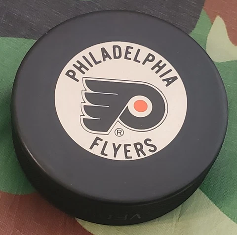 PHILADELPHIA FLYERS NHL VINTAGE OFFICIAL HOCKEY PUCK VEGUM TRENCH MFG. PUCK 🇸🇰 Cover