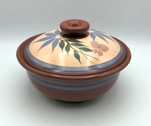 Cazuela cubierta de cerámica con tapa hecha a mano firmada. 7,5" ancho x 5" alto - Imagen 1 de 5