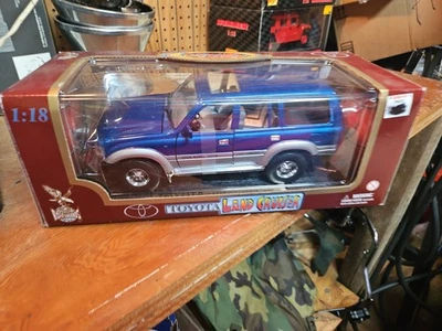 Road Legend Toyota Land Cruiser, 2 tonos escala 1/18 modelo SUV correas todavía encendidas Foto 1 de 4