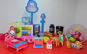 Shopkins Lot Real Littles, Small Mart, Bedroom Furniture, Mirror and Bathtub - Picture 1 of 6