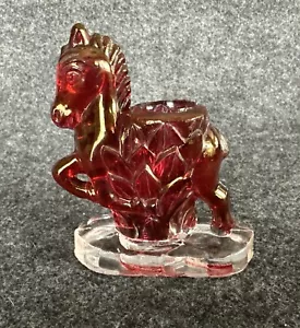 Vintage L. E. Smith Rubin Flash Glas tänzelndes Pferd Kerzenständer oder Zahnstocherhalter - Bild 1 von 24