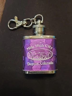 Llavero de recuerdo púrpura de 1 oz con frasco de metal Mile High City Denver Colorado Foto 1 de 4