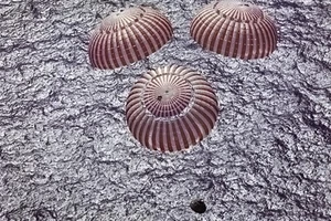 New 5x7 NASA Photo: Apollo 16 Mission Command Module Recovery after Splashdown - Picture 1 of 1