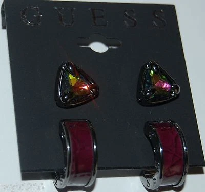 NUEVO CON ETIQUETAS Guess Piedras Color Aurora Metal Negro, Aros Insertados Púrpura 2 Pares Pendientes Foto 1 de 4