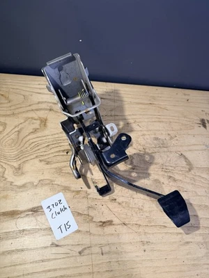 09-20 NISSAN 370Z MANUAL TRANSMISSION CLUTCH PEDAL OEM no return spring!!! - Image 1 of 4