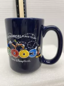 Taza de café The Magical Place To Be Walt Disney World 2003 4" azul oscuro. De colección - Imagen 1 de 4