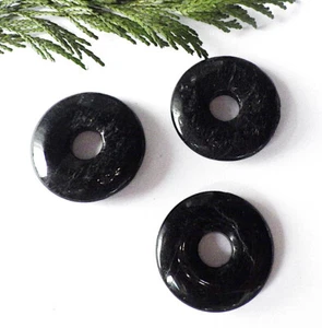 SCHMUCK-STCK Schörl Turmalin schwarz DONUT SCHEIBE ANHÄNGER NEU 30 cm Schutz - Picture 1 of 3