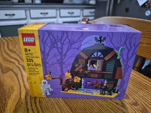 LEGO 40721 Halloween Scheune - 205 Stck. Bauset mit Skelett Minifigur Neu Neuwertig! - Bild 1 von 8