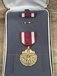 Medalla de Servicio Meritorio Militar MSM Set Solapa Pin Cinta Estuche Nuevo de Lote Antiguo - Imagen 1 de 5