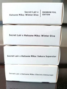 Magic The Gathering Secret Lair x Hatsune Miku: 3 temporadas conjunto sin lámina + lámina arco iris Winter Diva - Imagen 1 de 10