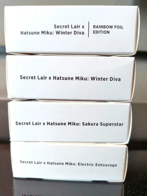Magic The Gathering Secret Lair x Hatsune Miku: 3 temporadas conjunto sin lámina + lámina arco iris Winter Diva Foto 1 de 4