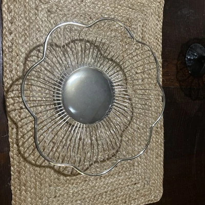 "Cesta de exhibición de pan/fruta/alambre plateado MCM borde festoneado decoración del hogar" Foto 1 de 4