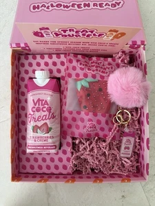 Vita Coco Mystery Kit Fresas y Crema Labubu Disfraz y Llavero LE/300 - Imagen 1 de 4