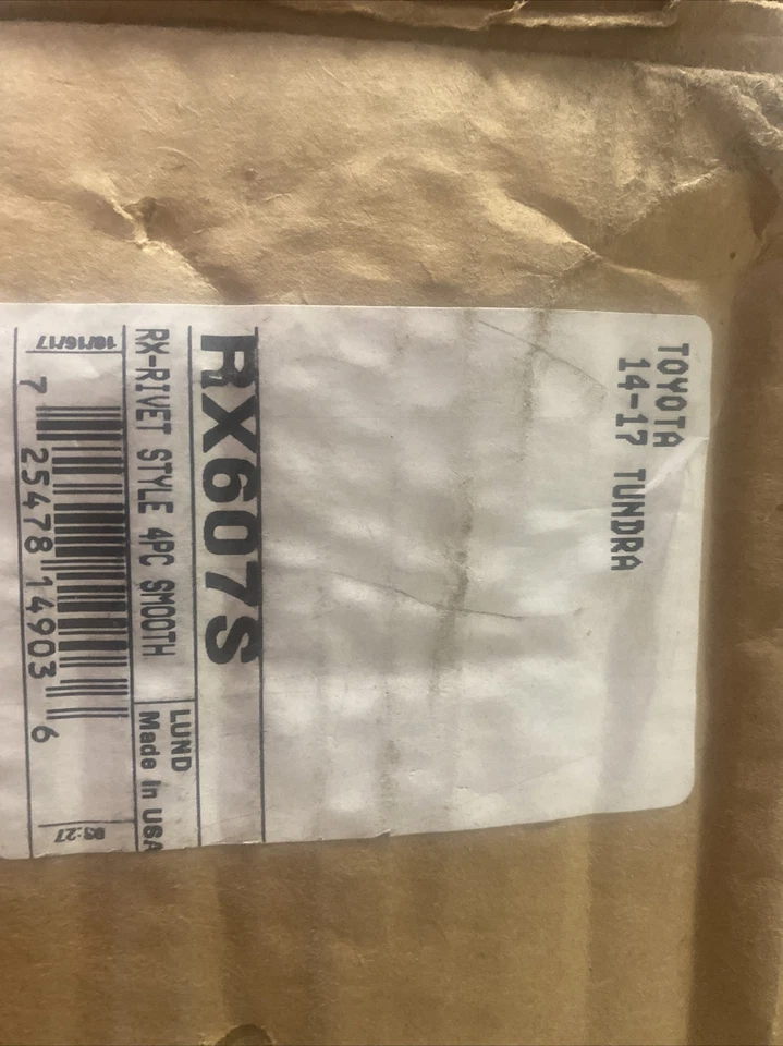 Уширители крыльев Lund RX607S с гладкой отделкой в стиле заклепок для Toyota Tundra 2014-2020 годов выпуска - Изображение 1 из 2