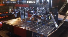 Espresso-Kaffemaschine mit 2 Siebträgern und einem Mahlwerk der Firma Santos