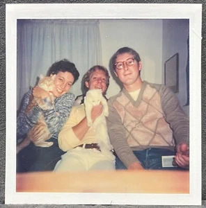 Vintage Polaroid Photo-3 Goofy People Hold 2 Cats-White Cat & Ginger Cat - Picture 1 of 3