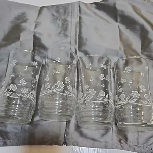 Alter Vintage Trinkglas Becher mit weißen zierlichen Blumen MCM Wasser Tee Saft - Bild 1 von 5