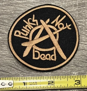 PUNKS NOT DEAD Patch Metal Band Musik Aufbügeln Nähen ROCK Anarchie Geschenk - Bild 1 von 1