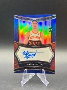 2024/25 Select - Nikola Durisic 'Blue Prizm Rookie Autograph' - #RS-DUR - /49 - Foto 1 di 3