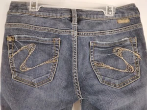 Silver Jeans Women's Size 27 x 33 Dark Wash Denim Low Rise Toni Bootcut - Picture 1 of 7