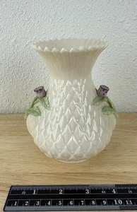 Vaso vintage Belleek porcellana irlandese trapuntato cardo ananas marrone marchio Irlanda  - Foto 1 di 8
