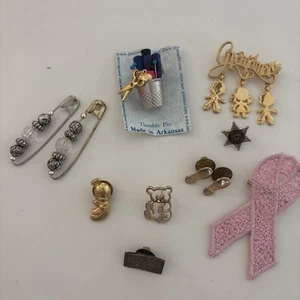 Lote de 11 broches vintage, alfileres de solapa (abuela, Precious Moments, diputado) - Imagen 1 de 8